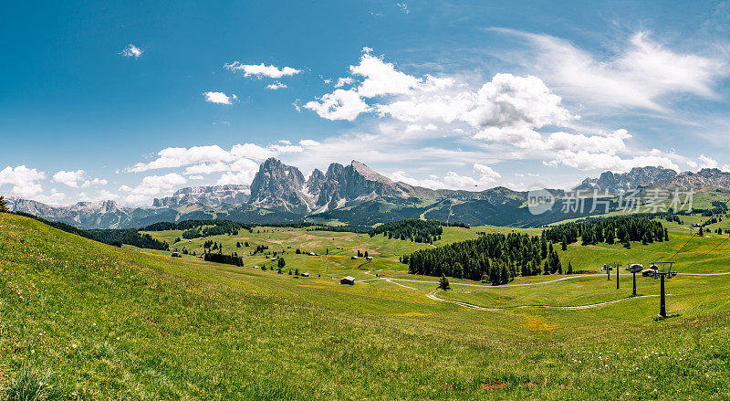 Alpe di Siusi与Sassolungo, Langkofel山脉群在Dolomites，意大利